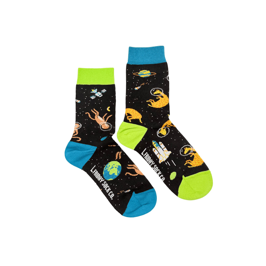 Playful kids’ socks featuring animals in space helmets – a cosmic adventure for tiny toes.