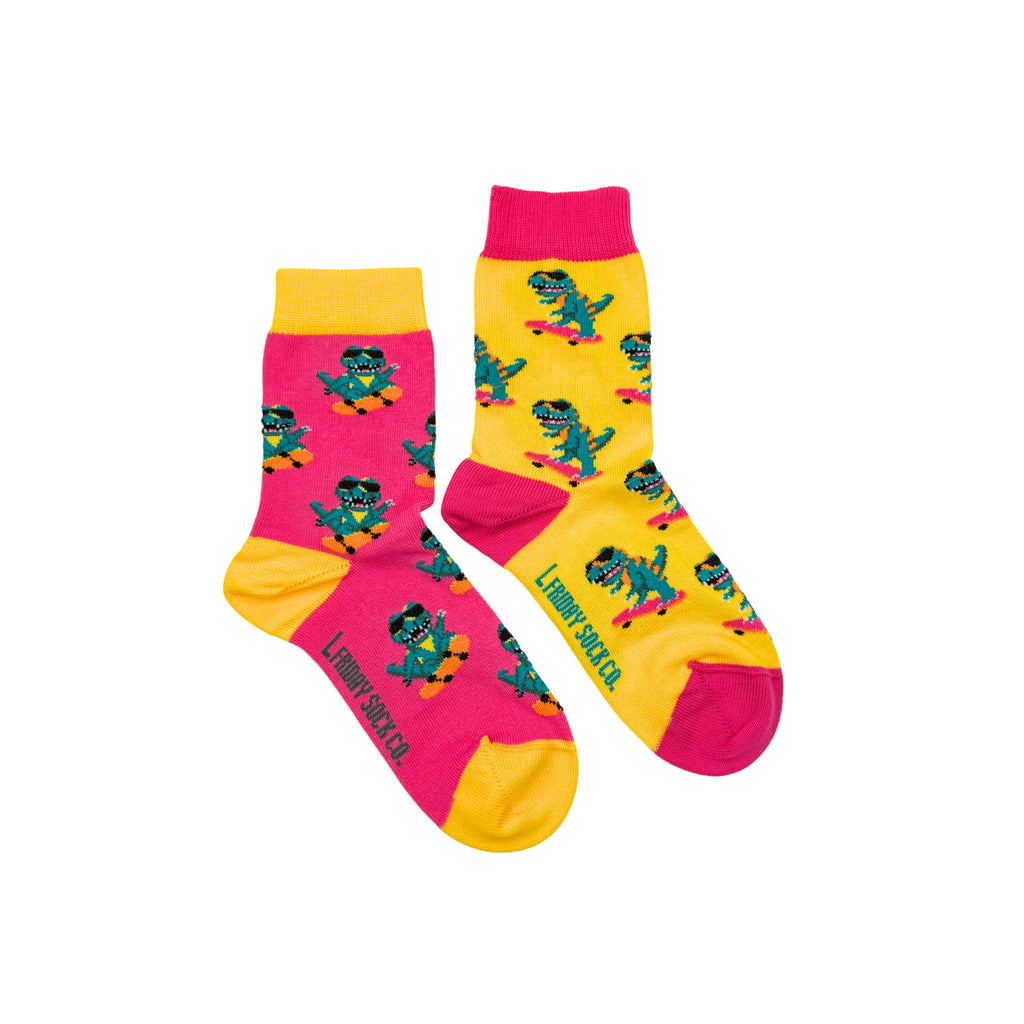 Soft and fun kids’ socks featuring skateboarding dinosaurs – perfect for dino and skate fans!